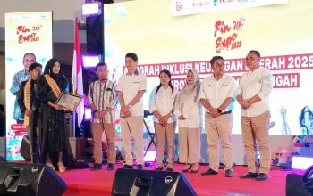 Pemkab Banggai Terima Piagam Dari OJK, Pada Puncak Bulan Inklusi Keuangan 2025 di Palu