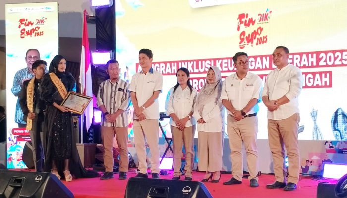 Pemkab Banggai Terima Piagam Dari OJK, Pada Puncak Bulan Inklusi Keuangan 2025 di Palu