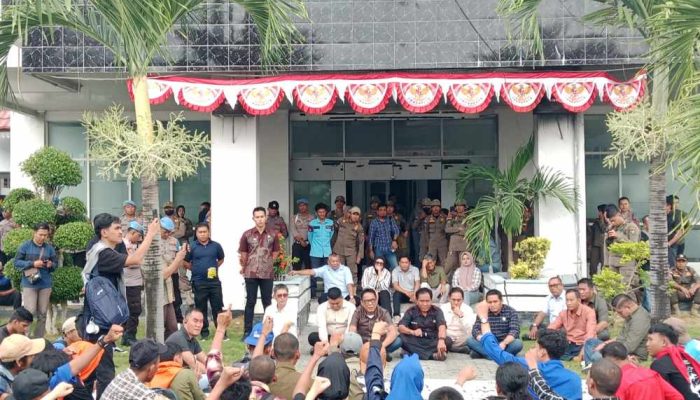 Dua Kali Mahasiswa Demo, Waket DPRD Banggai Wardani Murad Husain Tak Hadir