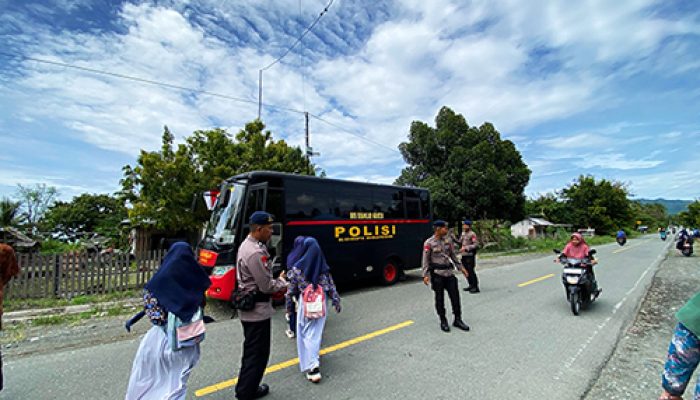 Program Layanan Angkutan Siswa oleh Kompi Brimob Tojo Una Una Mendapat Sambutan Hangat
