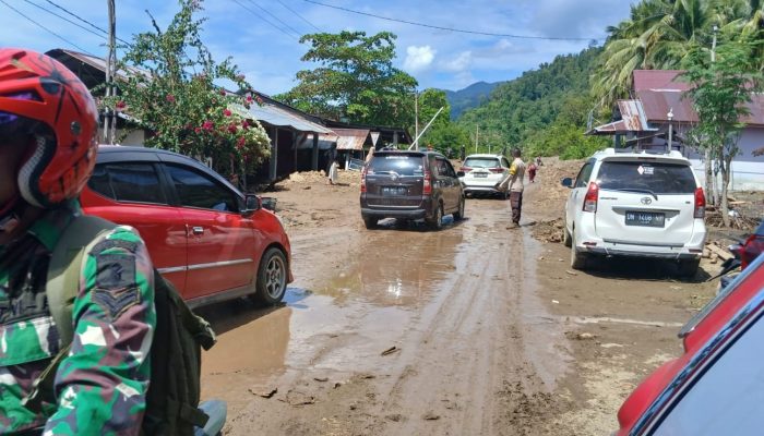 BEBERAPA TITIK LONGSORAN MENYUMBAT ARUS LALULINTAS DIRUAS JALAN DESA PODI