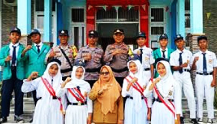 Peran Institusi Kepolisian Pada Dunia Pendidikan, Kapolsek Ampana Hadir Dalam Upacara Bendera di SMPN 3 Sansarino