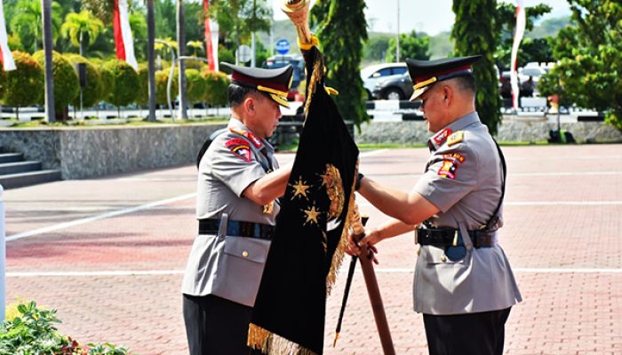 Serah Terima Pataka Wira Dharma Brata Warnai Pergantian Kapolda Sulawesi Tengah