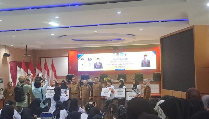 Bupati Banggai Serahkan Honorarium Guru dan Tendik PAUD Non ASN Tahun 2025 kepada 548 Penerima