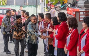 Kunjungi Sejumlah Gereja di Luwuk, Bupati Amirudin Sampaikan Pesan Natal