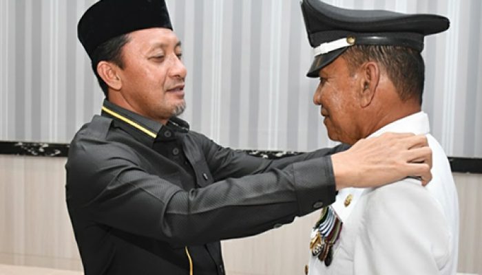 Bupati Tojo Una Una Lantik Delapan Kades PAW 2025