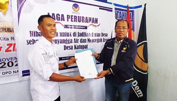 Ketua DPD Partai Nasdem Tojo Una Una Serahkan Hiba Pada Pemerintah Desa Katupat
