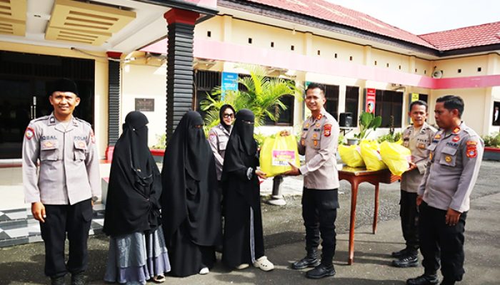 Polres Tojo Una Una Serahkan Bantuan Sosial untuk Keluarga Eks Napiter