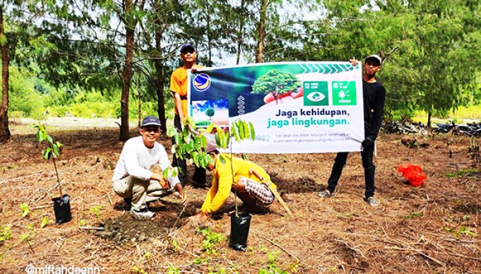 Anggota DPRD Fraksi NasDem Bersama POKDARWIS Sukamaju dan Karang Taruna Giri Mulyo Gelar Aksi Peduli Lingkungan di Bantaran Sungai Dataran Bulan