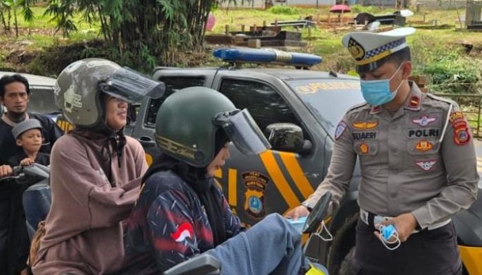 Polres Morowali Utara Bagikan Masker Gratis kepada Warga Guna Tekan Kasus ISPA