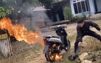 Aksi Heroik Briptu Jonathan Padamkan Motor Pelajar Yang Terbakar di Pinggir Jalan