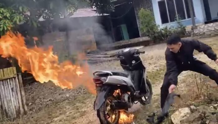 Aksi Heroik Briptu Jonathan Padamkan Motor Pelajar Yang Terbakar di Pinggir Jalan