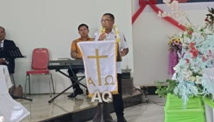 Mewakili Bupati Banggai, Kadis DPMPTSP Hadiri Penahbisan Gedung Gereja GKLB Eben Haezer Desa Eteng Kecamatan Lamala dan HUT ke-104 Jemaat