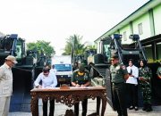 KEMENKO POLKAM DAN TNI AD KERAHKAN 20 UNIT MOBIL PENJERNIH AIR SERTA ALAT BERAT UNTUK SUMATERA DAN ACEH