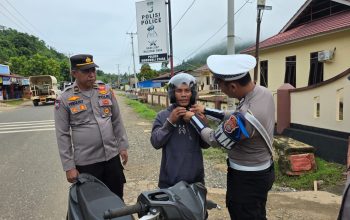 Operasi Keselamatan Tinombala 2026, Polres Morowali Utara Bagikan Helm dan Jaket Gratis Kepada Para Pengendara