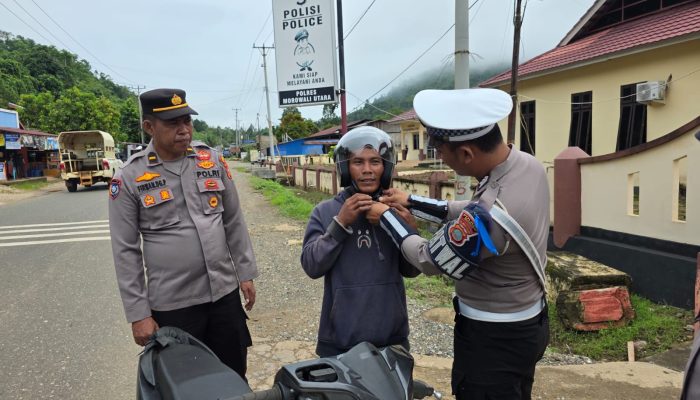 Operasi Keselamatan Tinombala 2026, Polres Morowali Utara Bagikan Helm dan Jaket Gratis Kepada Para Pengendara