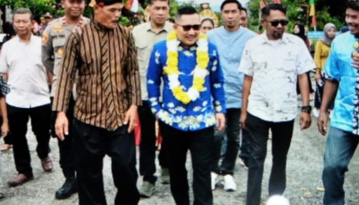 Kunker di Kecamatan Toili, Bupati Banggai Serahkan Bantuan Sepeda Motor Untuk Kades Yang Aktif Mendukung Kegiatan Majelis Taklim
