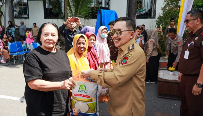 Pemkab Banggai Gelar Pasar Murah, Bupati Amirudin Berikan Diskon Khusus untuk Kendalikan Inflasi Jelang Ramadan