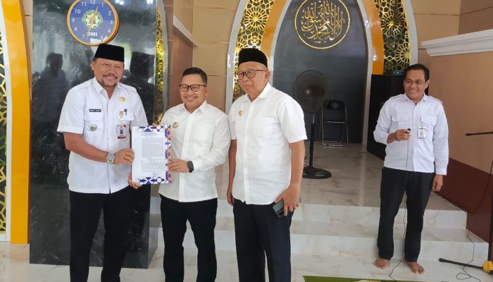 Bupati Amirudin Serahkan SK Plt Kadis Peternakan Banggai kepada Ridwan Palopa