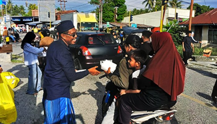 DPD Partai NasDem Kabupaten Tojo Una Una Salurkan  500 Paket Takjil Kepada Masyarakat di Kota Ampana