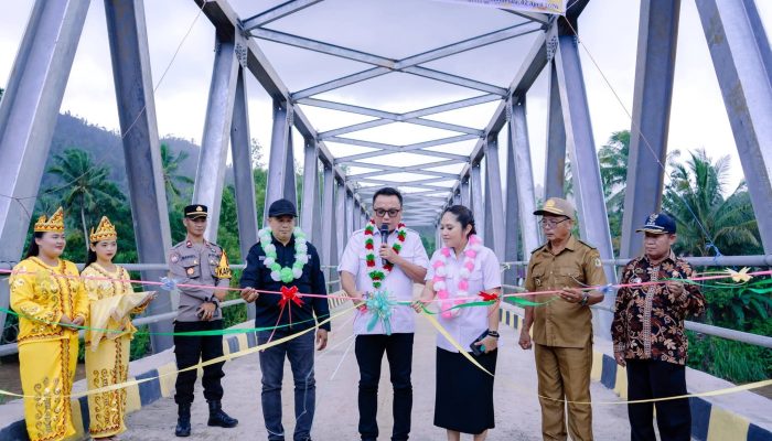 Resmikan Jembatan Strategis Desa Lembobelala, Bupati Delis Ingatkan Sektor Pertanian Tak Terpengaruh Kondisi Perekonomian