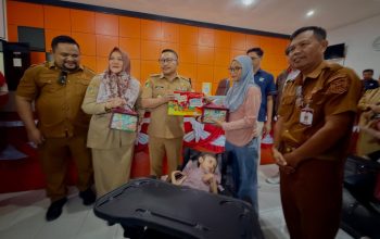 Bupati Banggai Serahkan Langsung Bansos PKH dan Sembako, Dorong Kesejahteraan Masyarakat