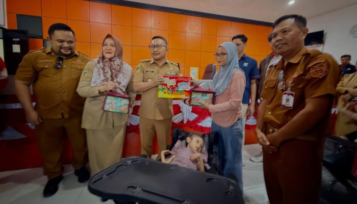 Bupati Banggai Serahkan Langsung Bansos PKH dan Sembako, Dorong Kesejahteraan Masyarakat