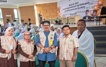 Sekda Alfian Matajeng  Melepas JCH Kabupaten Tojo Una Una Dari Embarkasi Balikpapan