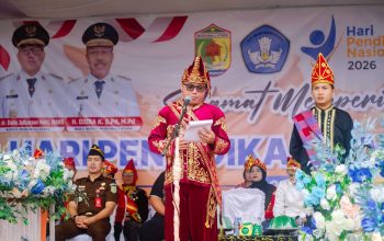 Bupati Delis Pimpin Hardiknas 2026 di Mori Atas, Kenakan Baju Adat Suku Mori dan Tegaskan Komitmen Pendidikan Unggul