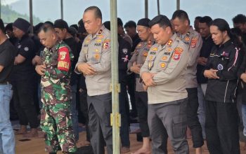 Hari Buruh di Morowali Utara Berjalan Aman, Kapolres Salat Jumat Bersama Serta Bagikan Makanan dan Minuman Gratis Kepada Buruh