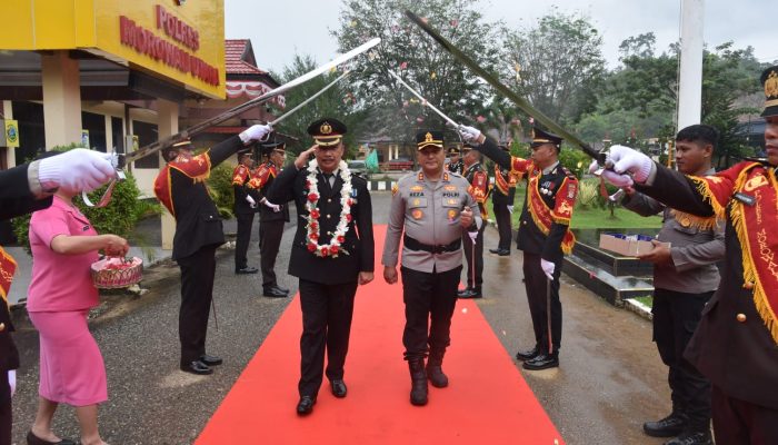Polres Morowali Utara Gelar Wisuda Purna Bhakti Wakapolres Morowali Utara Dengan Penuh Haru