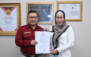 Bupati Banggai Serahkan Surat Perintah Plt Sekretaris DPRD Kepada Herlita Tongko