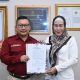 Bupati Banggai Serahkan Surat Perintah Plt Sekretaris DPRD Kepada Herlita Tongko