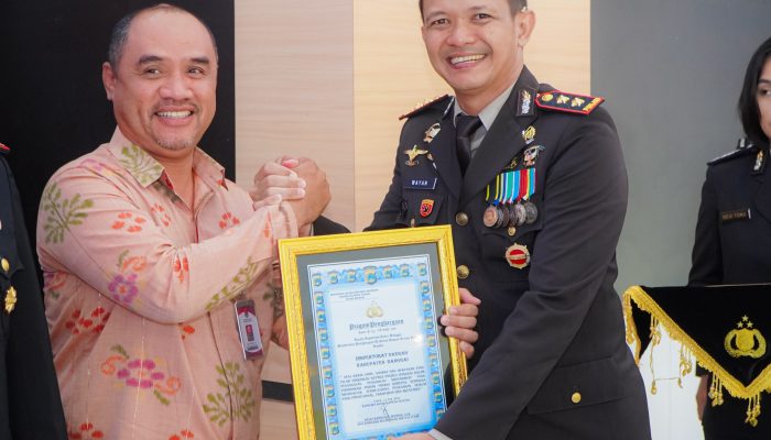Inspektorat Kabupaten Banggai Raih Penghargaan Kapolres Banggai Pada Peringatan Hari Bhayangkara ke-80
