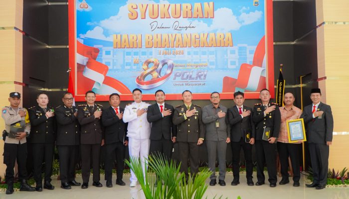 Hari Bhayangkara ke-80, Kapolres Banggai Berikan Penghargaan Kepada 26 Personel dan Instansi Terkait