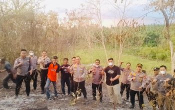 Kapolresta Banggai Pimpin Langsung Pemadaman Karhutla di Pegunungan Batu Hitam, Api Berhasil Dipadamkan