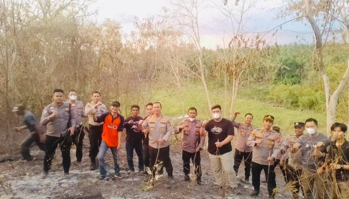 Kapolresta Banggai Pimpin Langsung Pemadaman Karhutla di Pegunungan Batu Hitam, Api Berhasil Dipadamkan