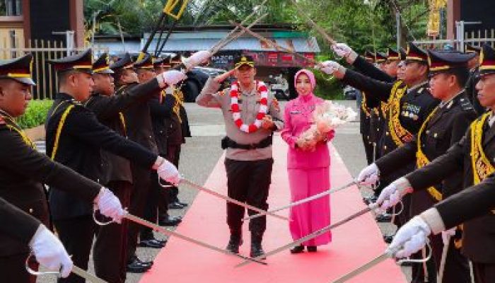 Tradisi Pedang Pora Dan Adat, Iringi Penyambutan Kapolresta Banggai Yang Baru
