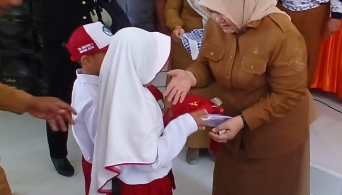 Pemkab Tojo Una-Una Salurkan 7.204 Seragam Gratis untuk Siswa PAUD, SD, dan SMP