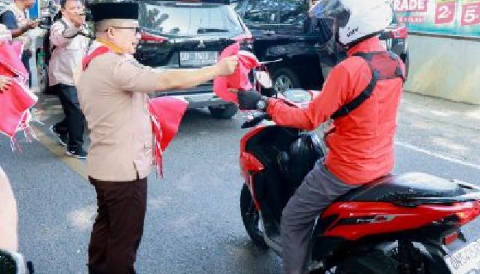 Semarak HUT ke-81 RI, Pemkab Banggai Gelar Gerakan Pembagian 800 Bendera Merah Putih