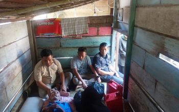 Kadis Sosial Banggai Salurkan Bantuan Sembako Untuk Lansia dan Penyandang Disabilitas di Desa Pakowa Kecamatan Pagimana