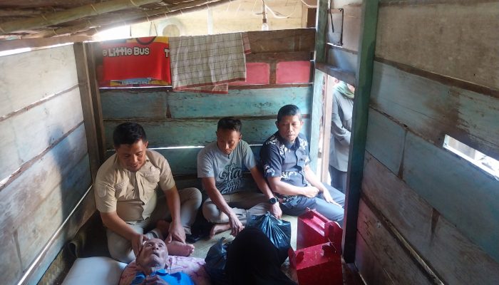 Kadis Sosial Banggai Salurkan Bantuan Sembako Untuk Lansia dan Penyandang Disabilitas di Desa Pakowa Kecamatan Pagimana