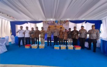 Kapolda Sulteng Serahkan 100 Paket Bansos Untuk Masyarakat Petasia Bersaudara