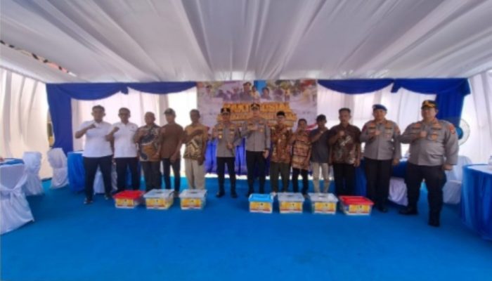 Kapolda Sulteng Serahkan 100 Paket Bansos Untuk Masyarakat Petasia Bersaudara