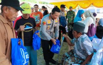 Kapolresta Banggai Bersama BTOF Overland Luwuk, Bagikan 30 Paket Bansos Untuk Warga Lamala