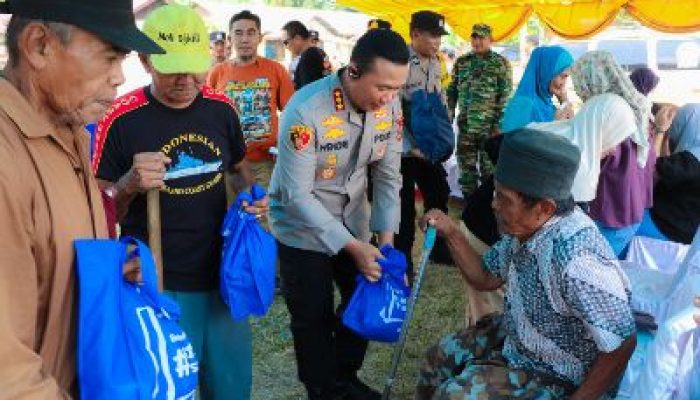 Kapolresta Banggai Bersama BTOF Overland Luwuk, Bagikan 30 Paket Bansos Untuk Warga Lamala