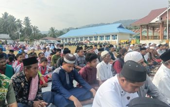 Mohon Pertolongan Pemilik Jagat Raya, Pemerintah dan Masyarakat Tojo Barat Gelar Salat Istisqa di Lapangan Tu’a Mulangke