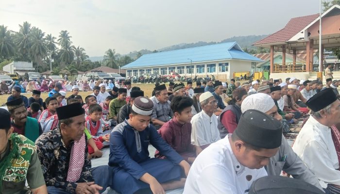 Mohon Pertolongan Pemilik Jagat Raya, Pemerintah dan Masyarakat Tojo Barat Gelar Salat Istisqa di Lapangan Tu’a Mulangke