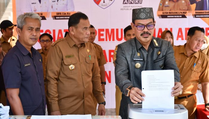 Menuju Era Digital, Pemkab Tojo Una Una Racik Strategi Baru Lewat Pemusnahan 9.527 Arsip Inaktif dipimpin  Sekda Alfian Matajeng