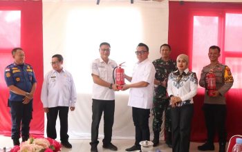 Tingkatkan Kesiapsiagaan Kebakaran, Bupati Delis Serahkan 82 Unit APAR ke Instansi dan Kecamatan